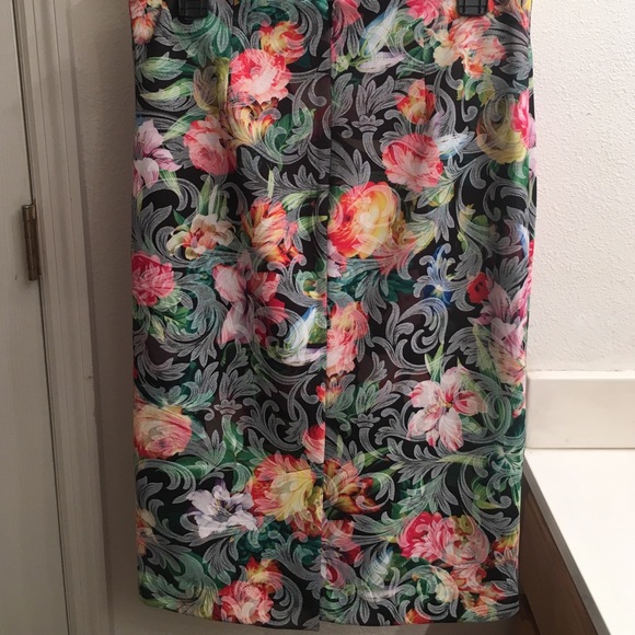 New York and company floral pencil skirt. - Picture 2 of 4